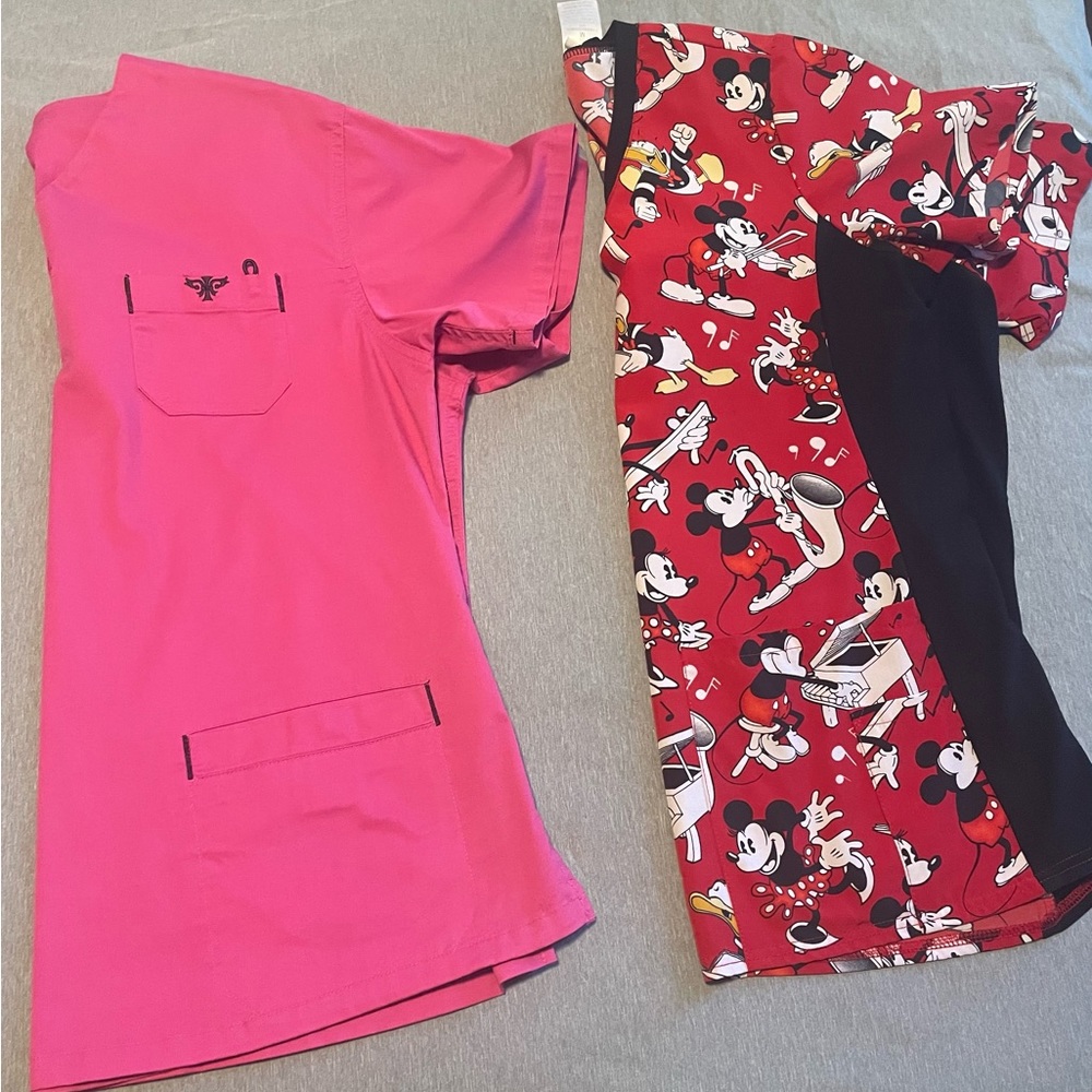 2 scrubs tops used in good condition M size